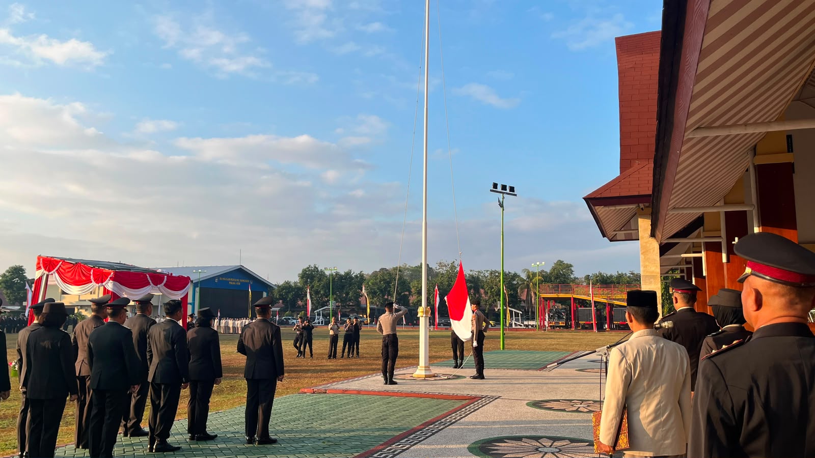 Sukseskan Upacara HUT RI Ke-81, Personel Bid TIK Polda NTB Pastikan Kesiapan Audio dan Videotron di 